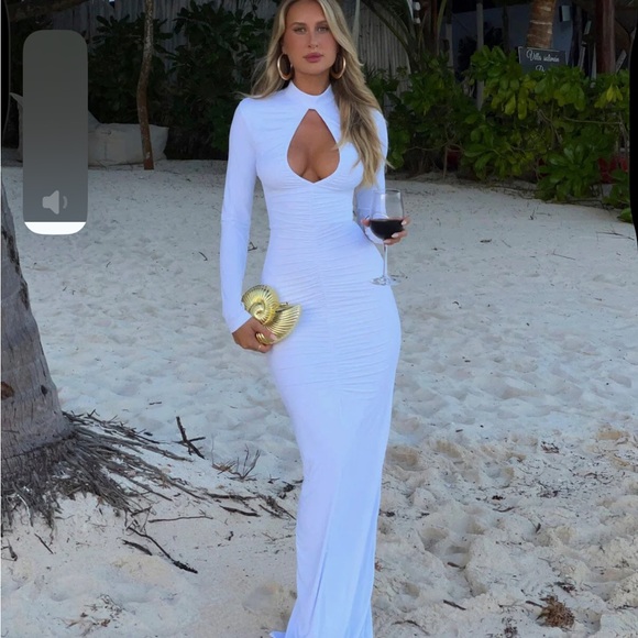 Elegant White Long Sleeve Dress - Picture 2 of 5